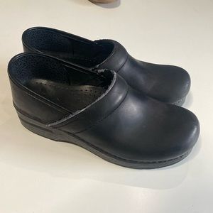 Dansko Black Clog Size 38 narrow